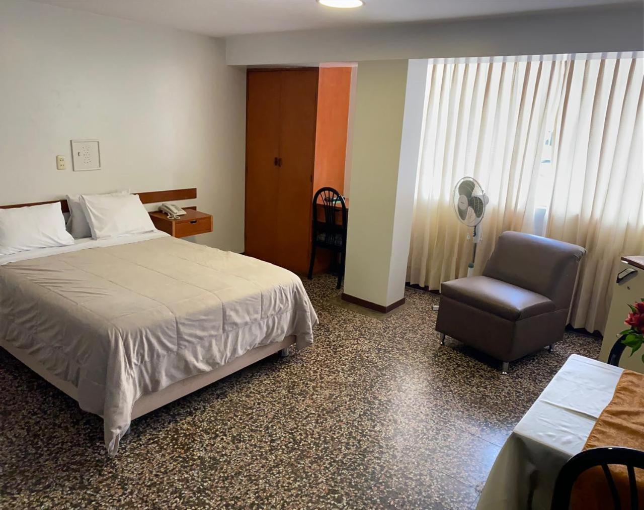 Hotel Plazza Chiclayo Esterno foto